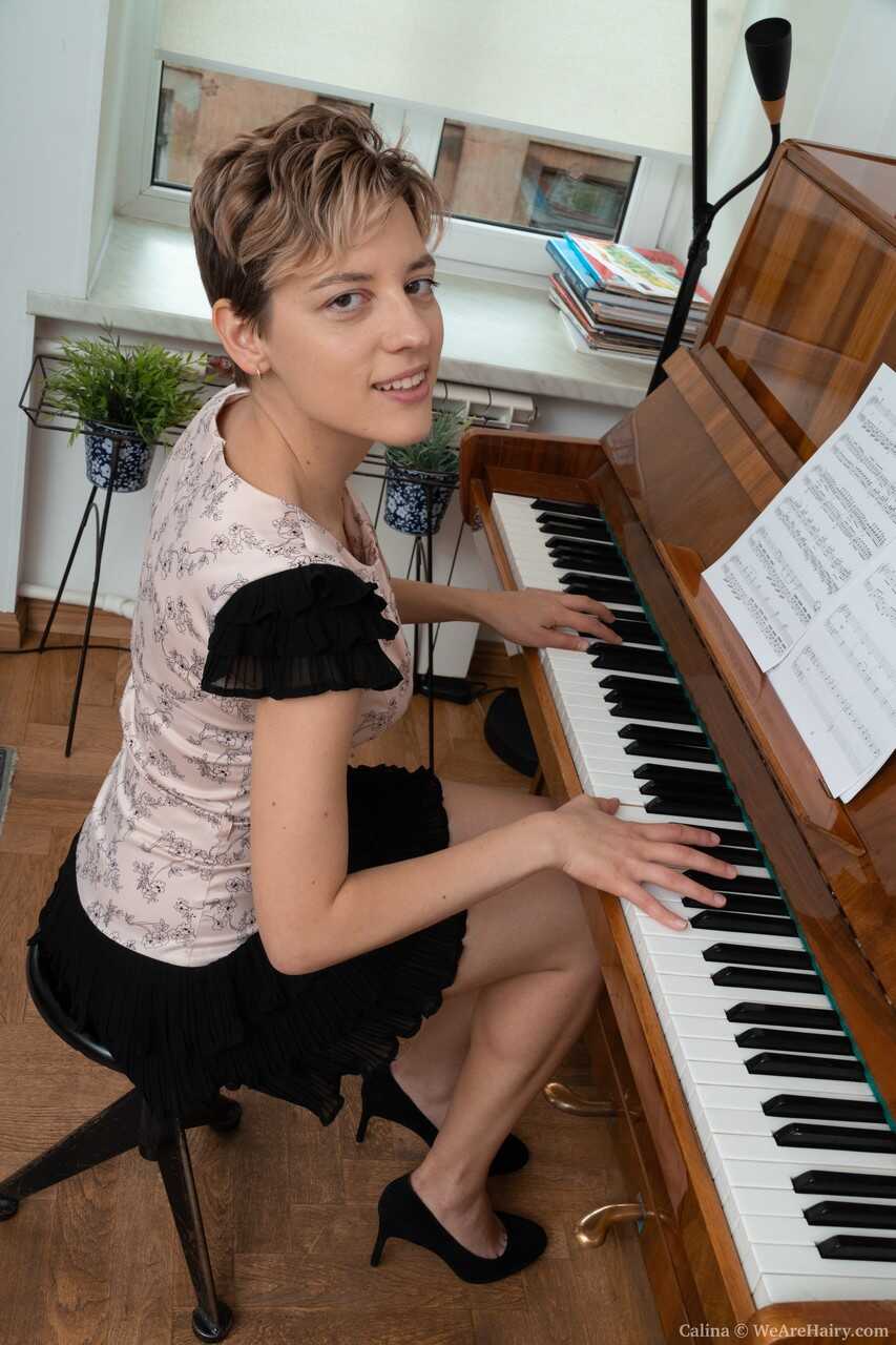 Short-haired doll Calina's hairy cunt sings with the piano - Calina