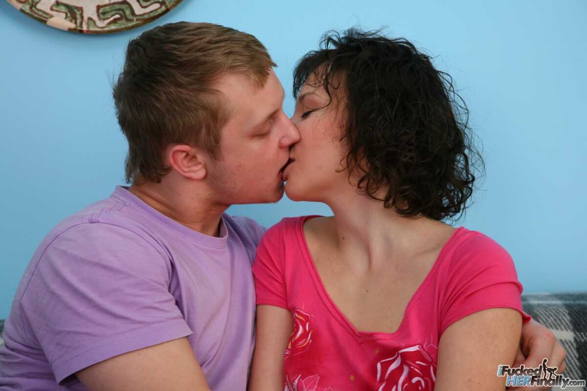Jaclene's Short Hair Reverse Cowgirl Fuckathon on the Sofa- Short Hair Jaclene's Kissing and Fucking Surprise Cu...