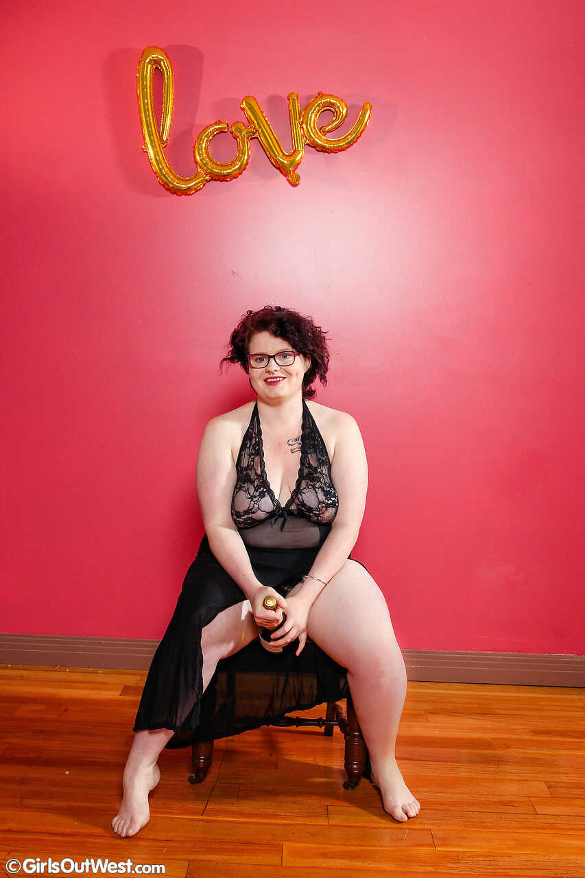 Curvy Amateur Audrey Rose Takes Things to the Next Level with a Bottle in Her Hairy Pussy - 