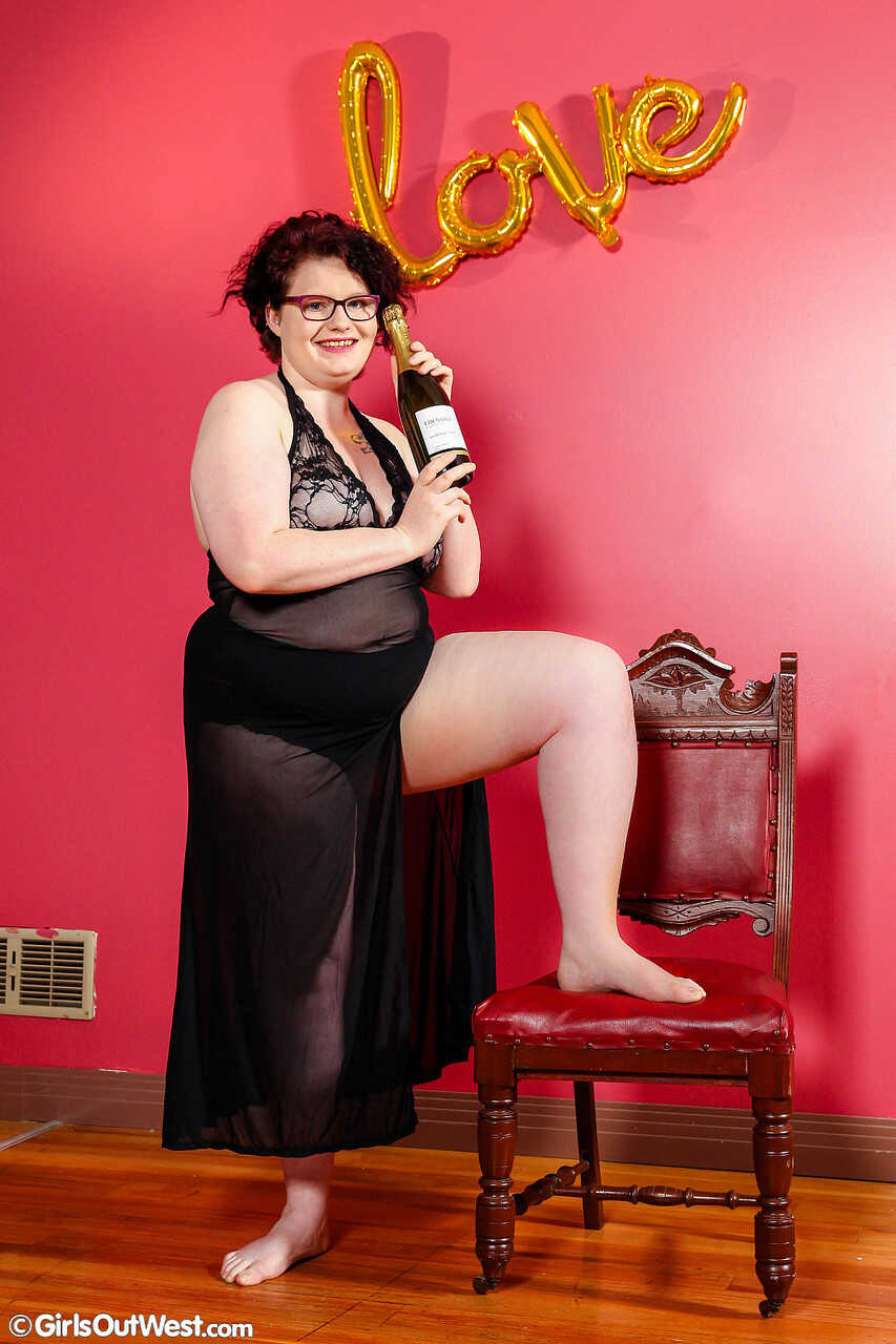 Curvy Amateur Audrey Rose Takes Things to the Next Level with a Bottle in Her Hairy Pussy - 
