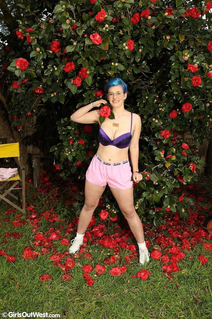 Blue-haired amateur babe gets nerdy in the garden with her big boobs and ass - 