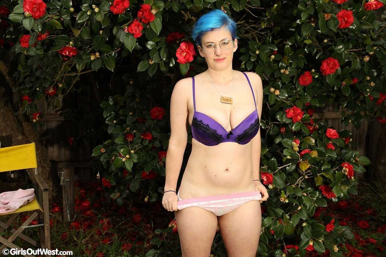 Blue-haired amateur babe gets nerdy in the garden with her big boobs and ass - 