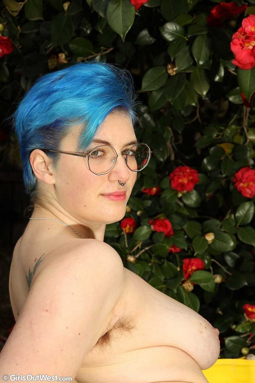Blue-haired amateur babe gets nerdy in the garden with her big boobs and ass - 