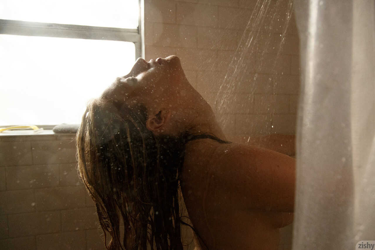 Naughty White Girl Taking a Steamy Shower in Amateur Flaunt