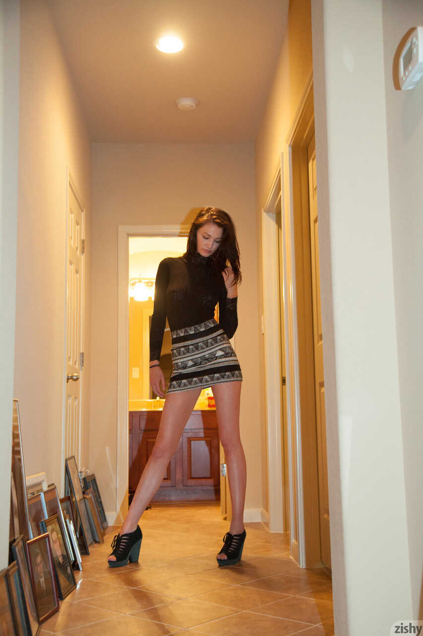 Kelly's Skimpy Bodysuit: A Hot Amateur Girlfriend's Long Legs and Sexy Ass Revealed! - Kelly Lamprin
