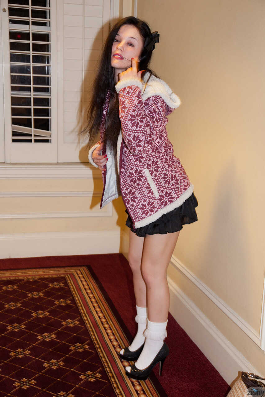 Flashing Logan Black Hair Petite Amateur Tease - Logan Drae