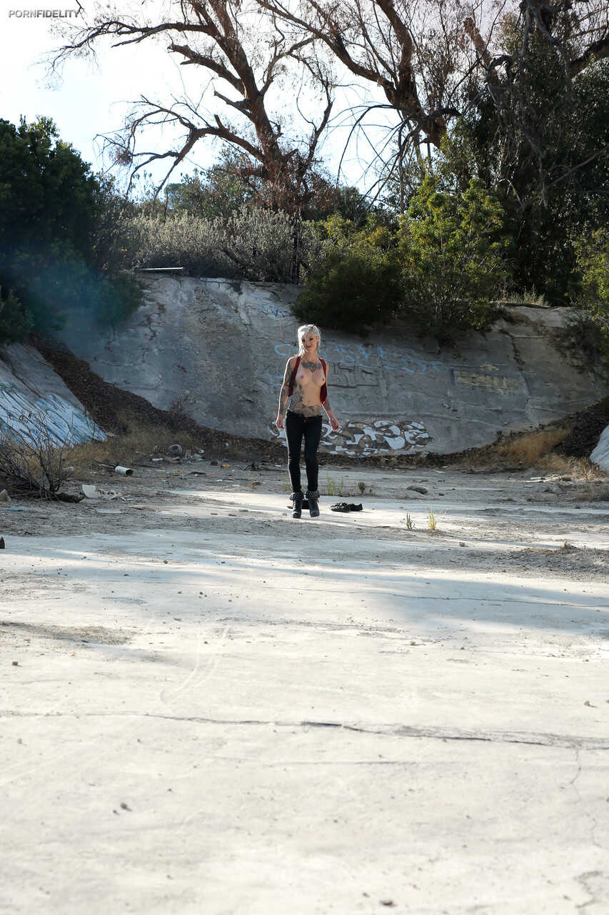 Barefoot Babe: Inked Blonde Goddess Kleio Valentien Gets Her Toes Sucked in the Great Outdoors - Kleio Valentien, Ryan Mad...