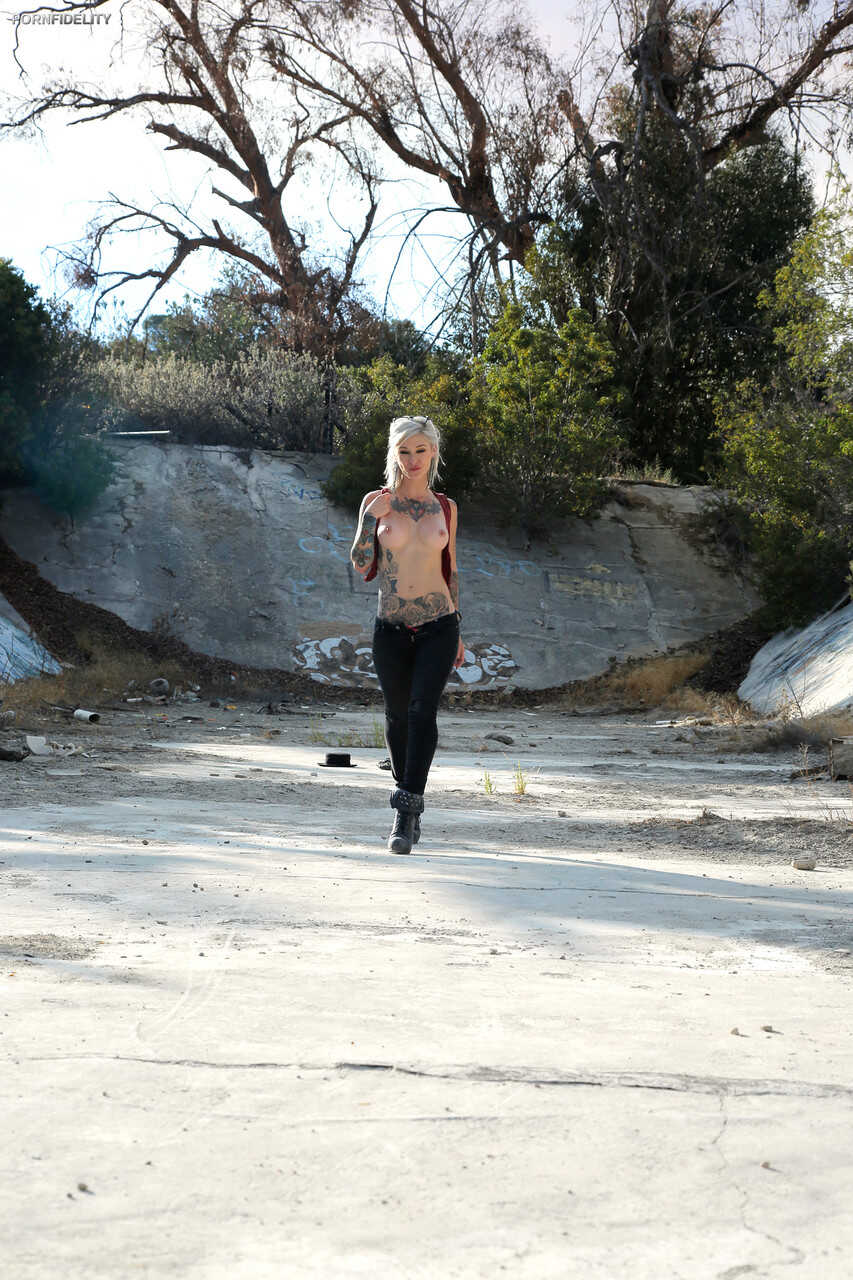 Barefoot Babe: Inked Blonde Goddess Kleio Valentien Gets Her Toes Sucked in the Great Outdoors - Kleio Valentien, Ryan Mad...