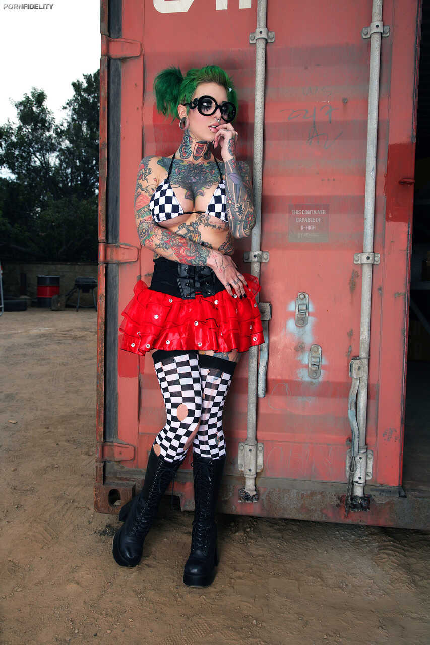 Sydnee Vicious bares her punk-rock fake boobs for Ryan Madison's lusty eyes! - Ryan Madison, Sydnee Vicious