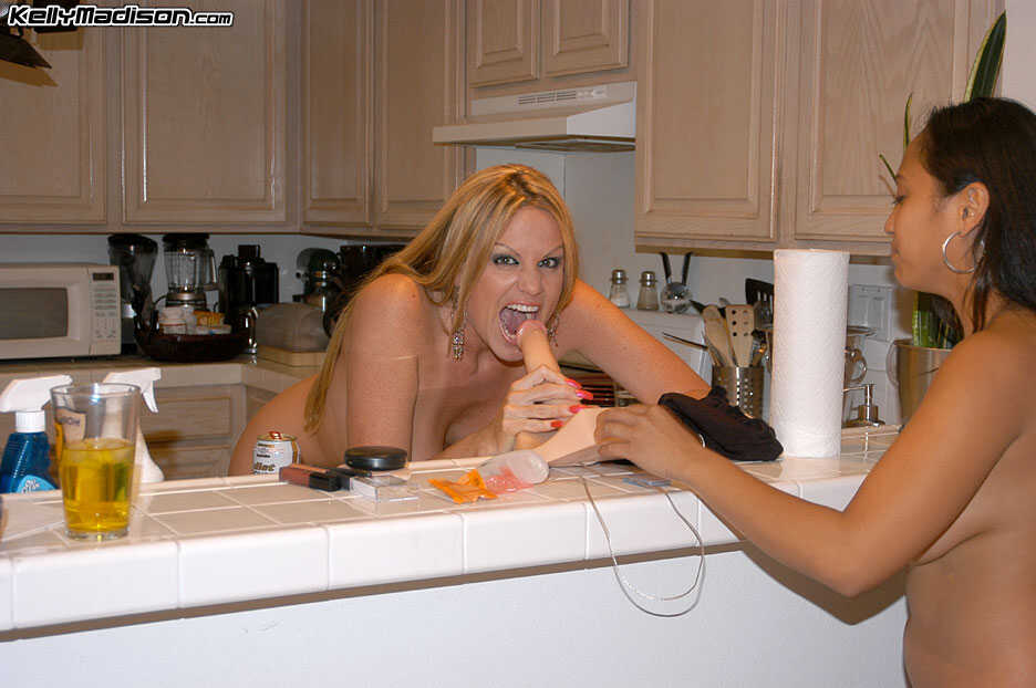 Blonde mature Kelly Madison and exotic babe Loni show off their naked bodies while Asian MILF and her petite Asian masseus...