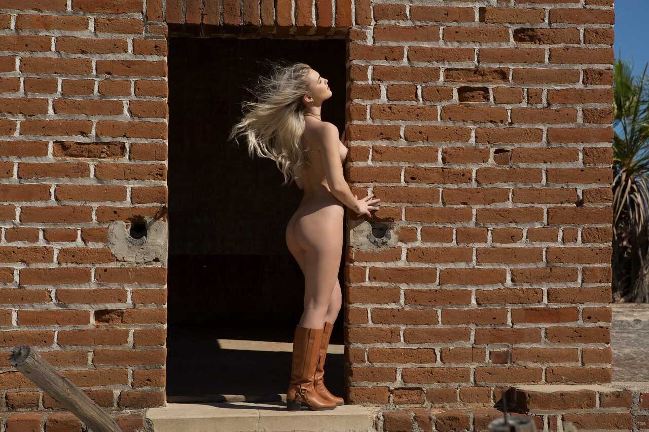 Exploring Sophia's Perfect Body Outdoors: A Canadian Babe's Nude Photoshoot Adventure - Sophia Rose