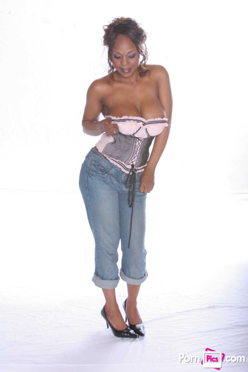 Busty Vida Valentine unleashes her black beauty in a solo show for ebony lovers! - Vida valentine