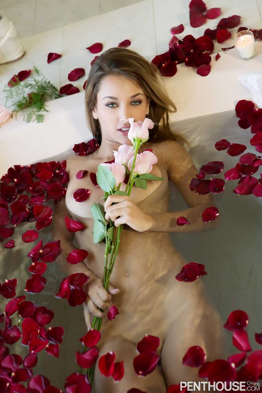Susan's Natural Nudes: Brunette Bath Bombshell with Perfect Ass - Uma Jolie