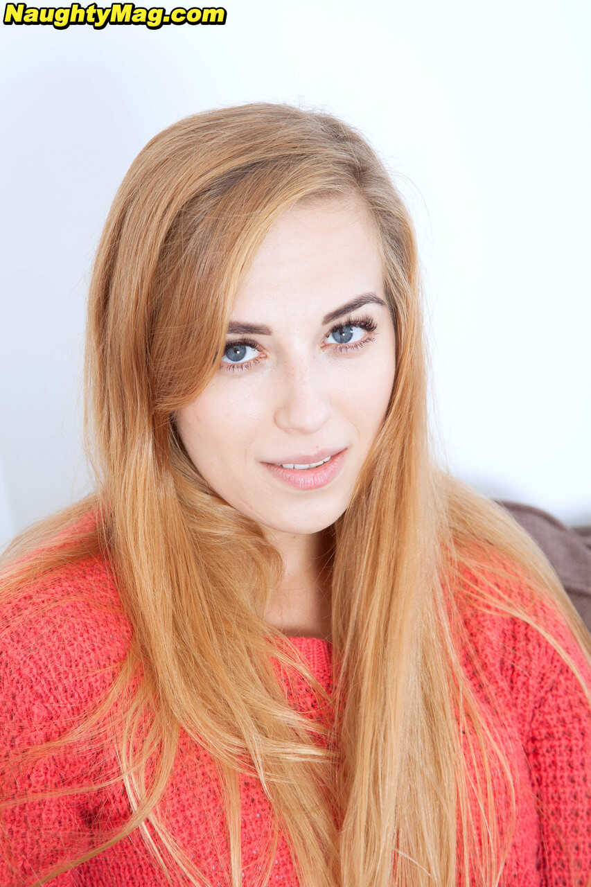 Pretty Anna Smith's Meaty Pussy on Display in Tight Jeans and Sexy Panties - Anna Smith