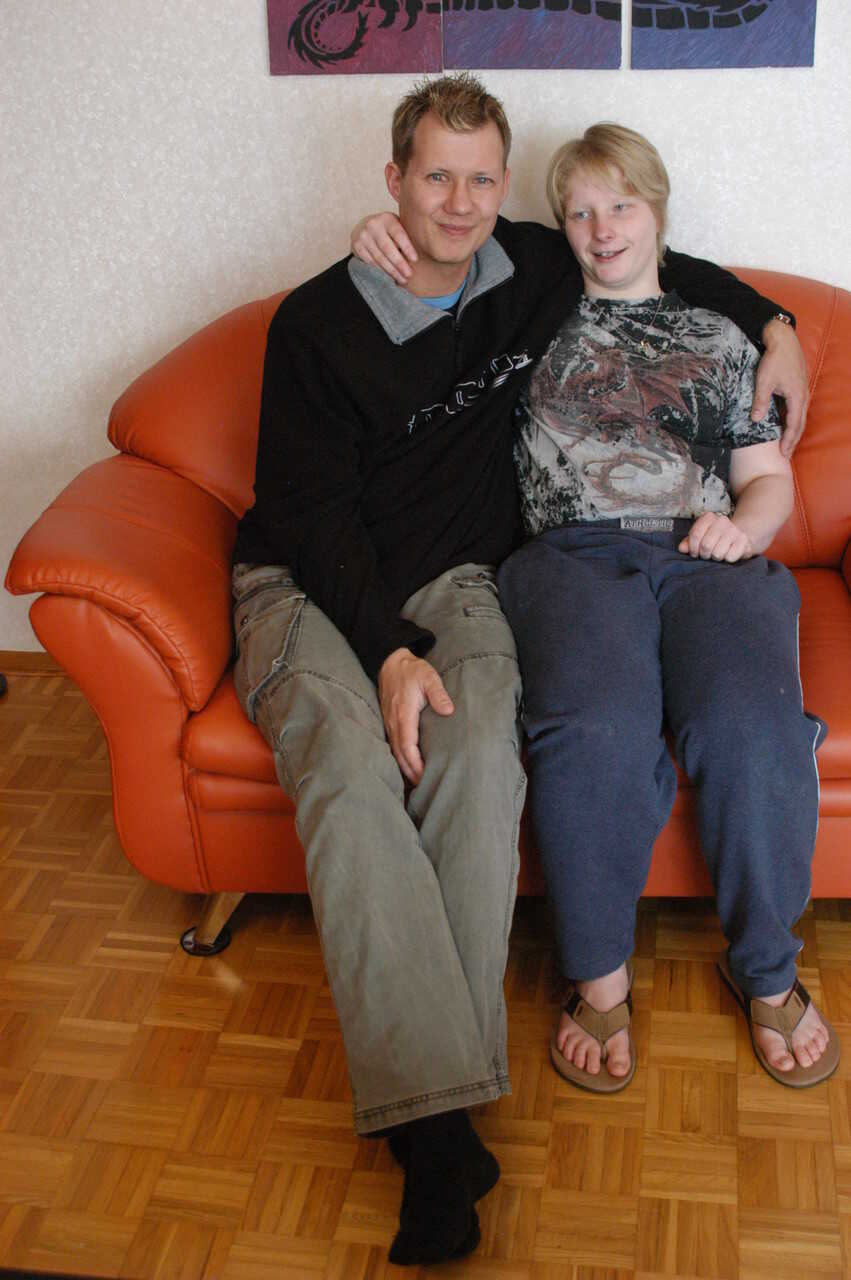 Plump and Pleased: How a Chunky Tattooed Amateur Nailed Her BF's Cock on the Couch - 
