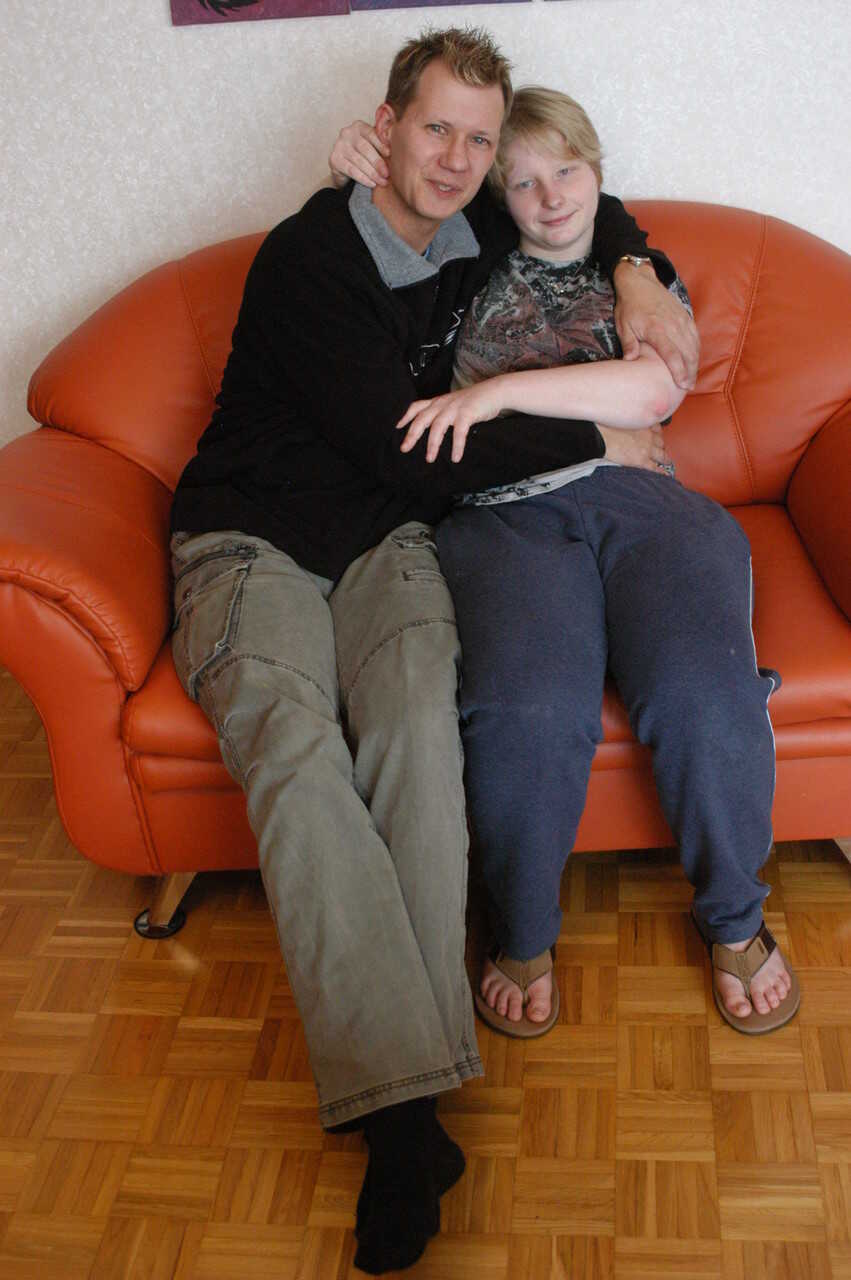 Plump and Pleased: How a Chunky Tattooed Amateur Nailed Her BF's Cock on the Couch - 