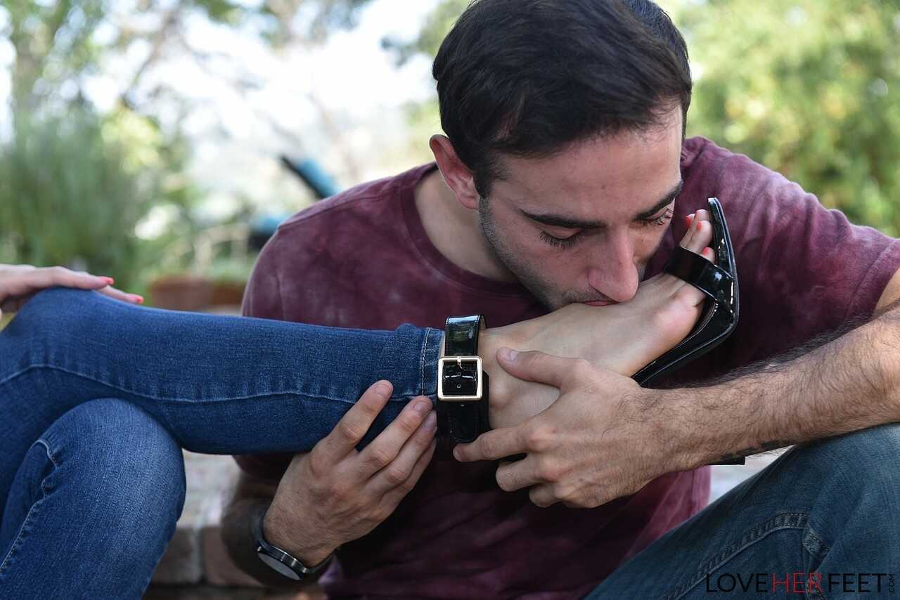 Sexy Brenna Sparks gets pink nail polished toes sucked by Jake Adams in the great outdoors! - Asian