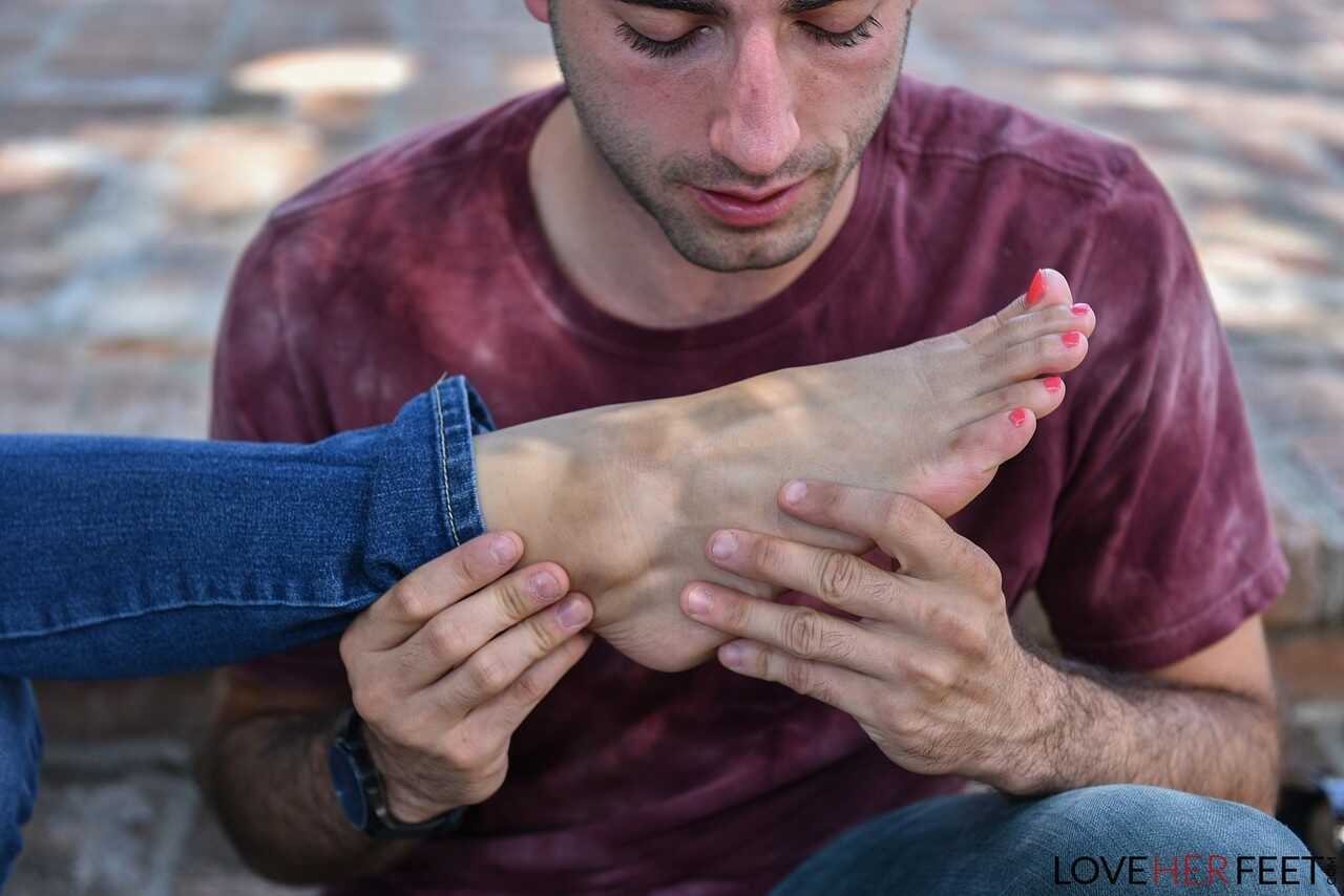Sexy Brenna Sparks gets pink nail polished toes sucked by Jake Adams in the great outdoors! - Love Her Feet