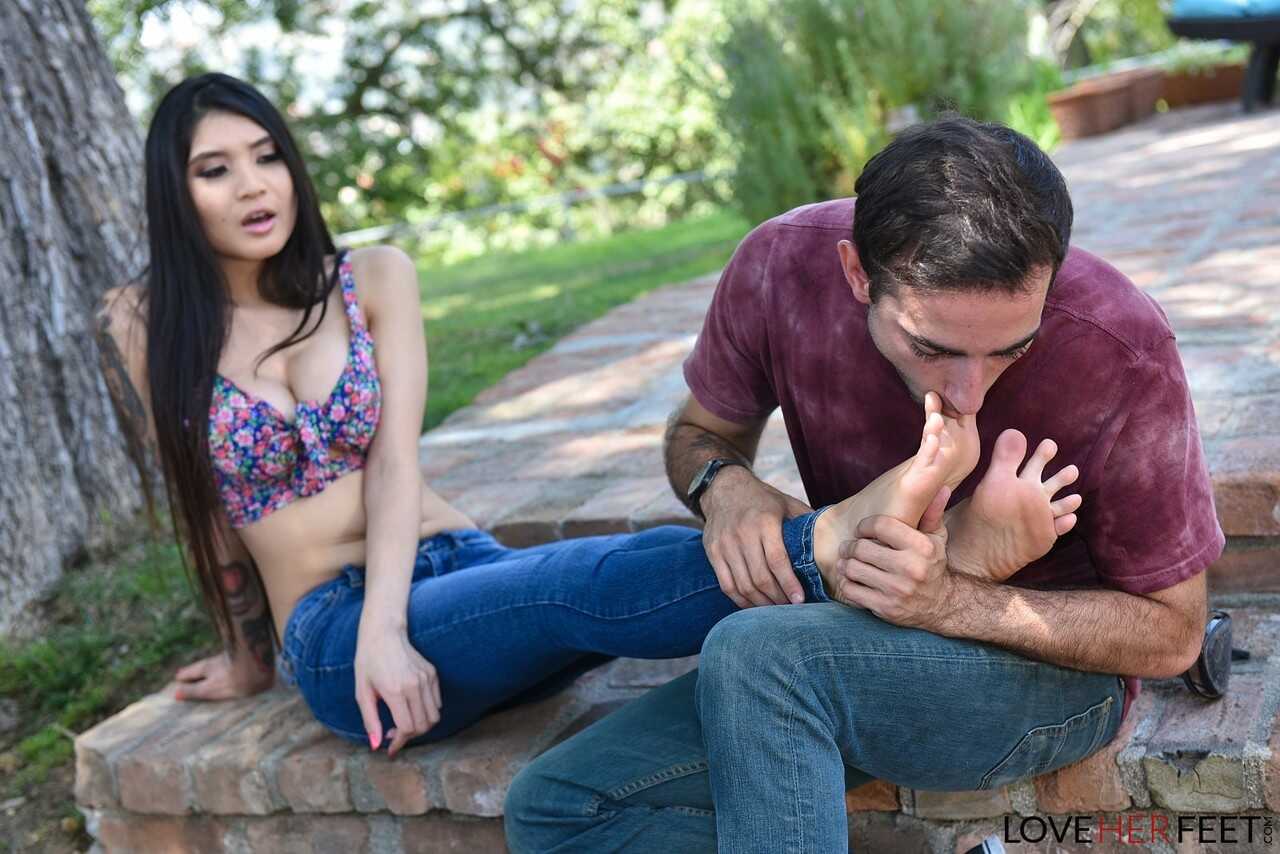 Sexy Brenna Sparks gets pink nail polished toes sucked by Jake Adams in the great outdoors! - Brenna Sparks and Jake Adams