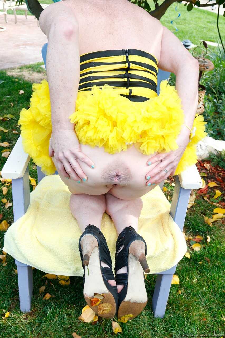 Outdoor Bee Queen Amber Rayne's Wild Sexcapades