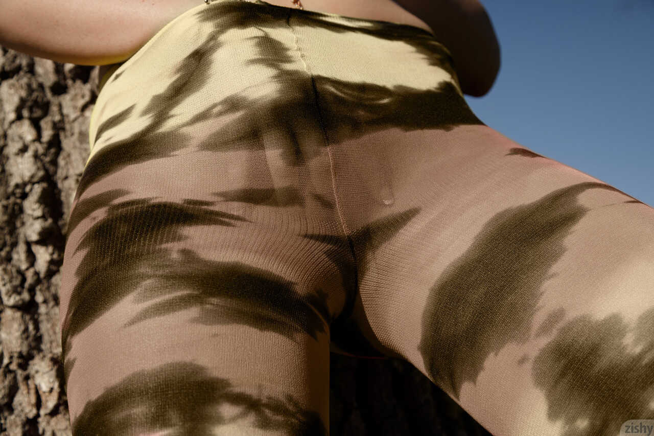 Delilah's Camo Cumshot: A Sexy Teen Girlfriend Poses In Tight Camo Leggings And Shows Her Tits Until She Cums - Delil...