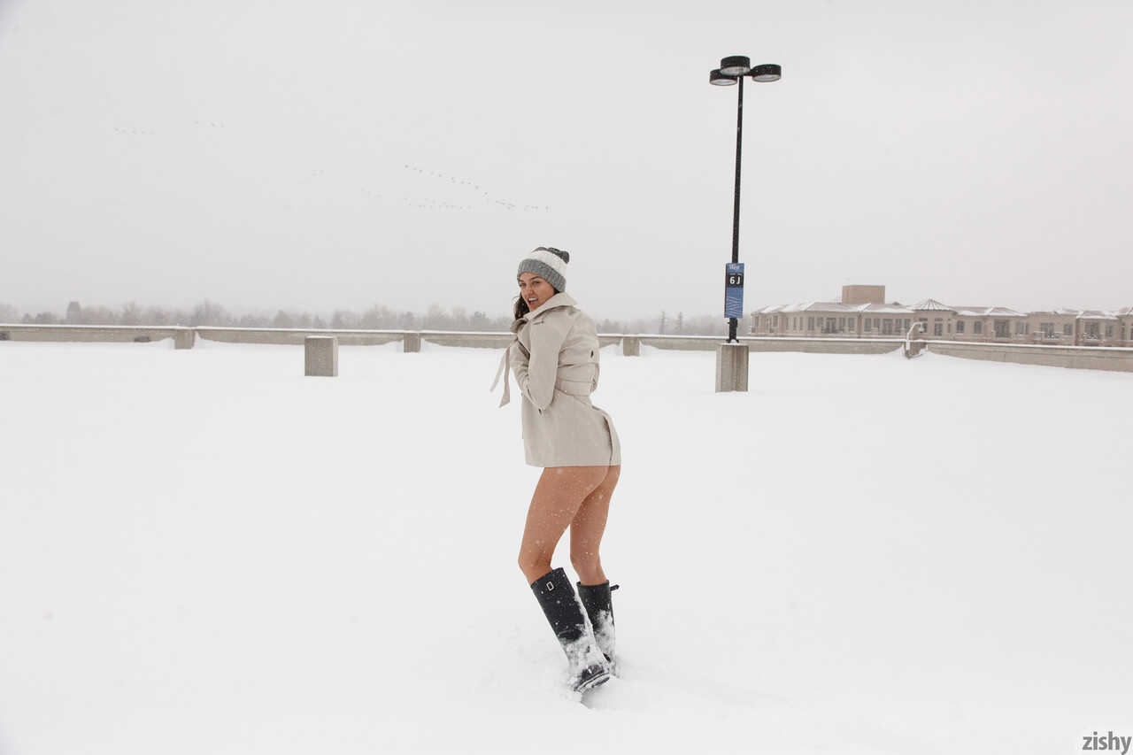 Laina Shendoah's Winter Wetness: The Hot American Solo Girl Parades Thru the Snow in a Toque and Boots