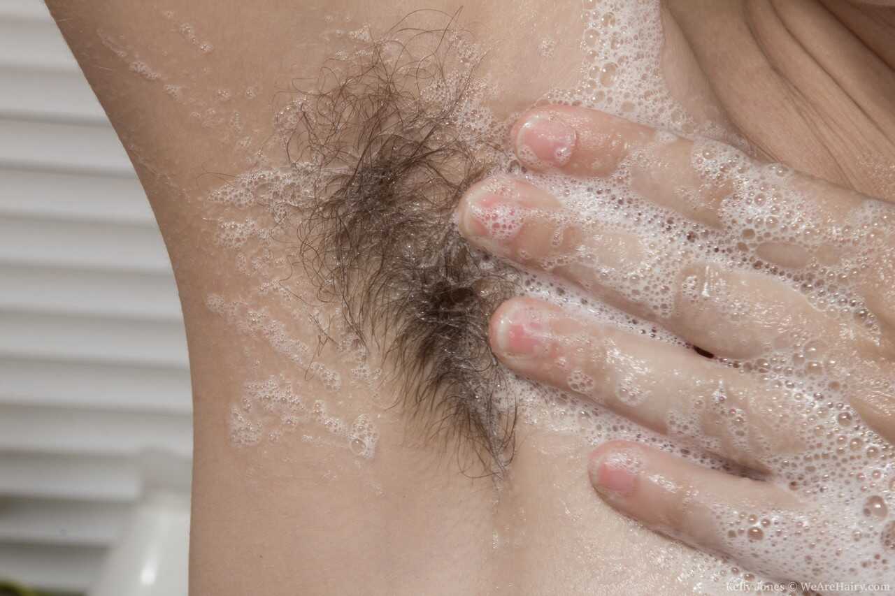 Glasses-clad Kelly Jones soaps hairy pits while doing dishes, getting wet n' wild!