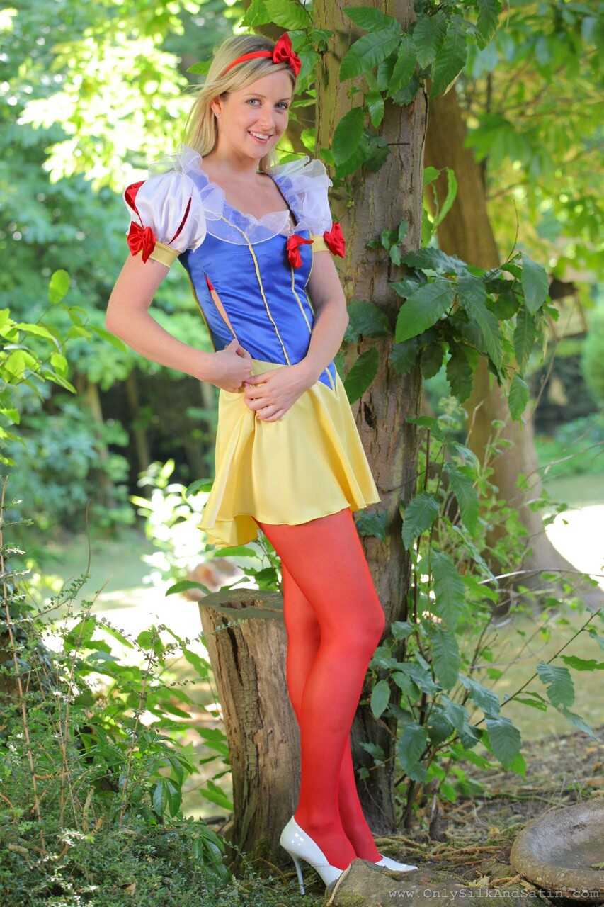 Snow White's Red Temptation Nikki F in Cosplay and Nylons