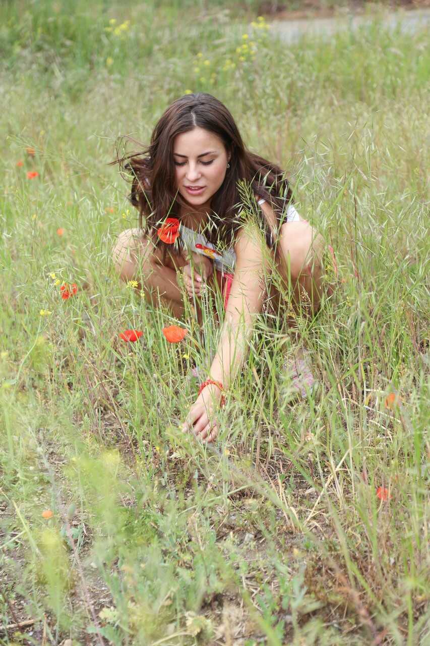 Brunette sweetie Nikki Waine shows her naturals and rubs her clam in nature while enjoying the tight ass of a hot Ukrainia...