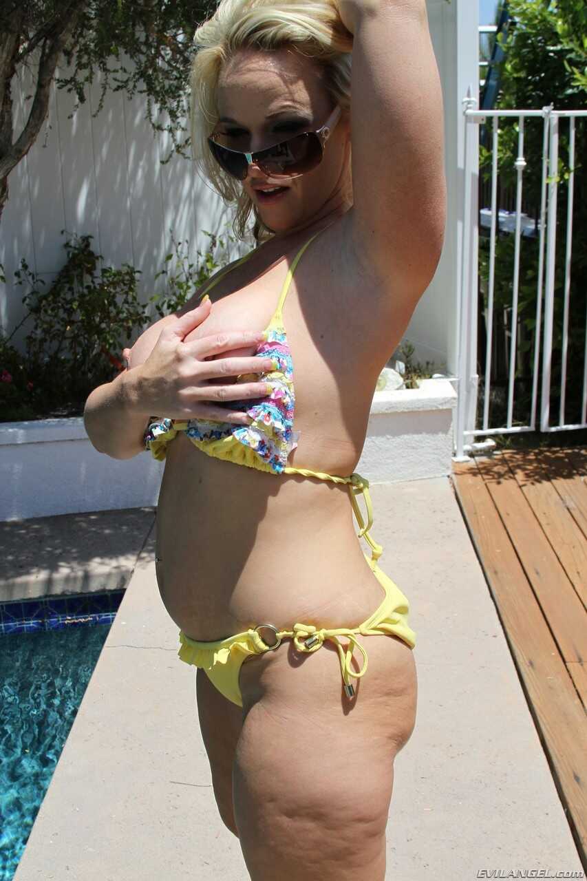 Chubby American Hottie Dee Siren Reveals Her Amazing Curves on a Sunny DayMature Milf Dee Siren Enjoys Naughty Masturbatio...