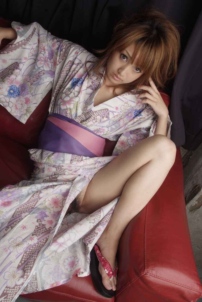 Yukina Momota's Sexy Feet on Display in Seductive Outfit