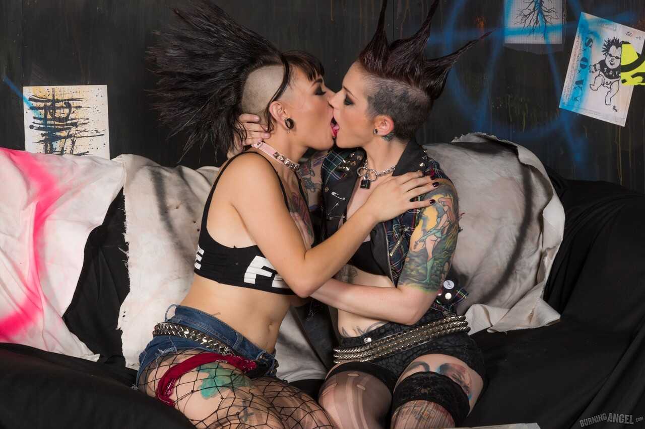 Fishnet-clad Punk Girls Amelia Dire & Rizzo Ford Go Down and Dirty in a Hot 69 - Amelia Dire, Rizzo Ford