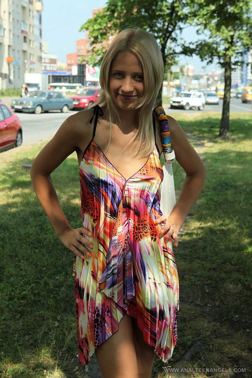 Ellen's Exhibitionist Adventure: Amateur Teen Betsy Shows Off Her Sexy Summer Outfit in Public - Ellen Lotus