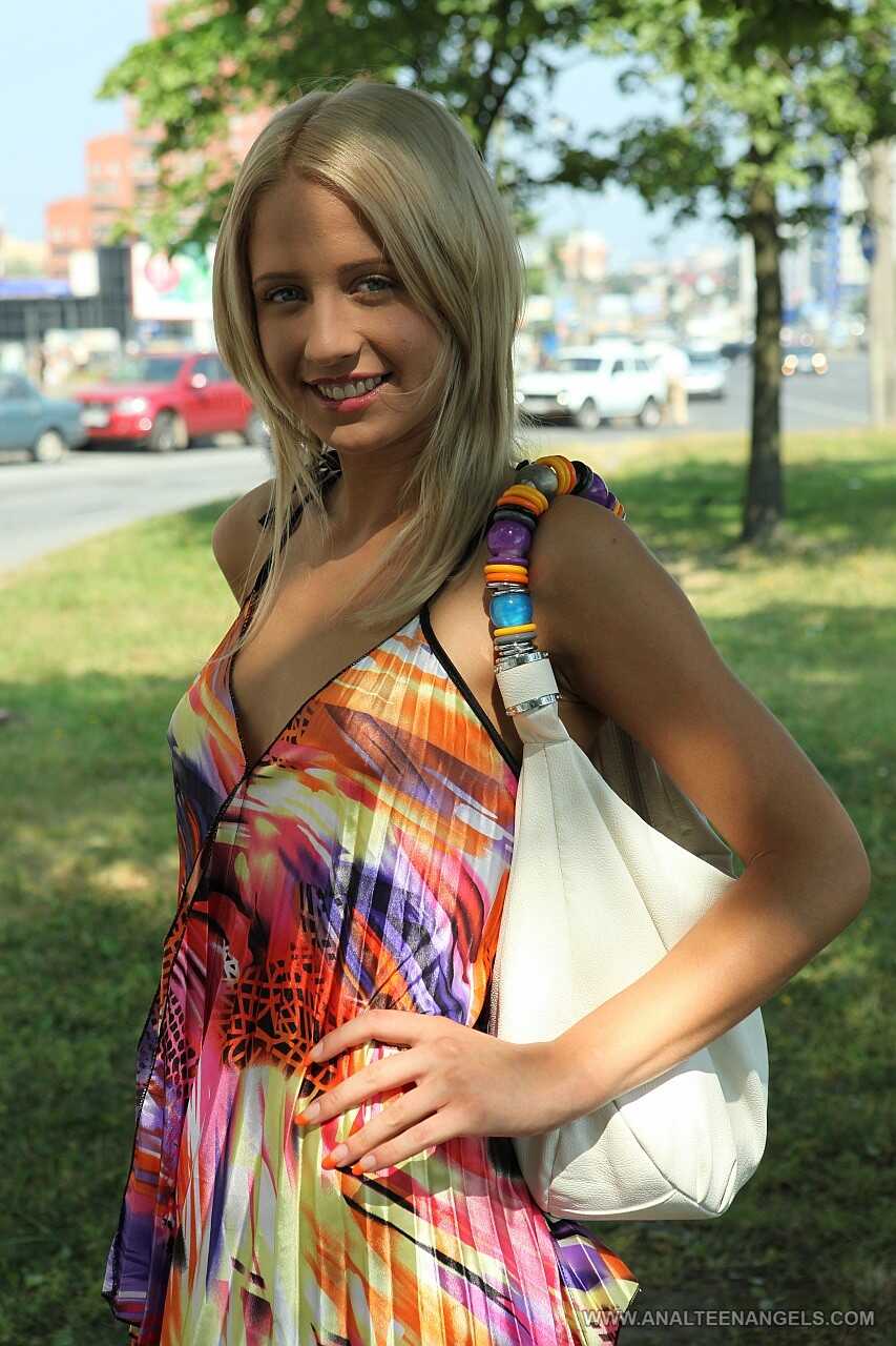 Ellen's Exhibitionist Adventure: Amateur Teen Betsy Shows Off Her Sexy Summer Outfit in Public - Ellen Lotus