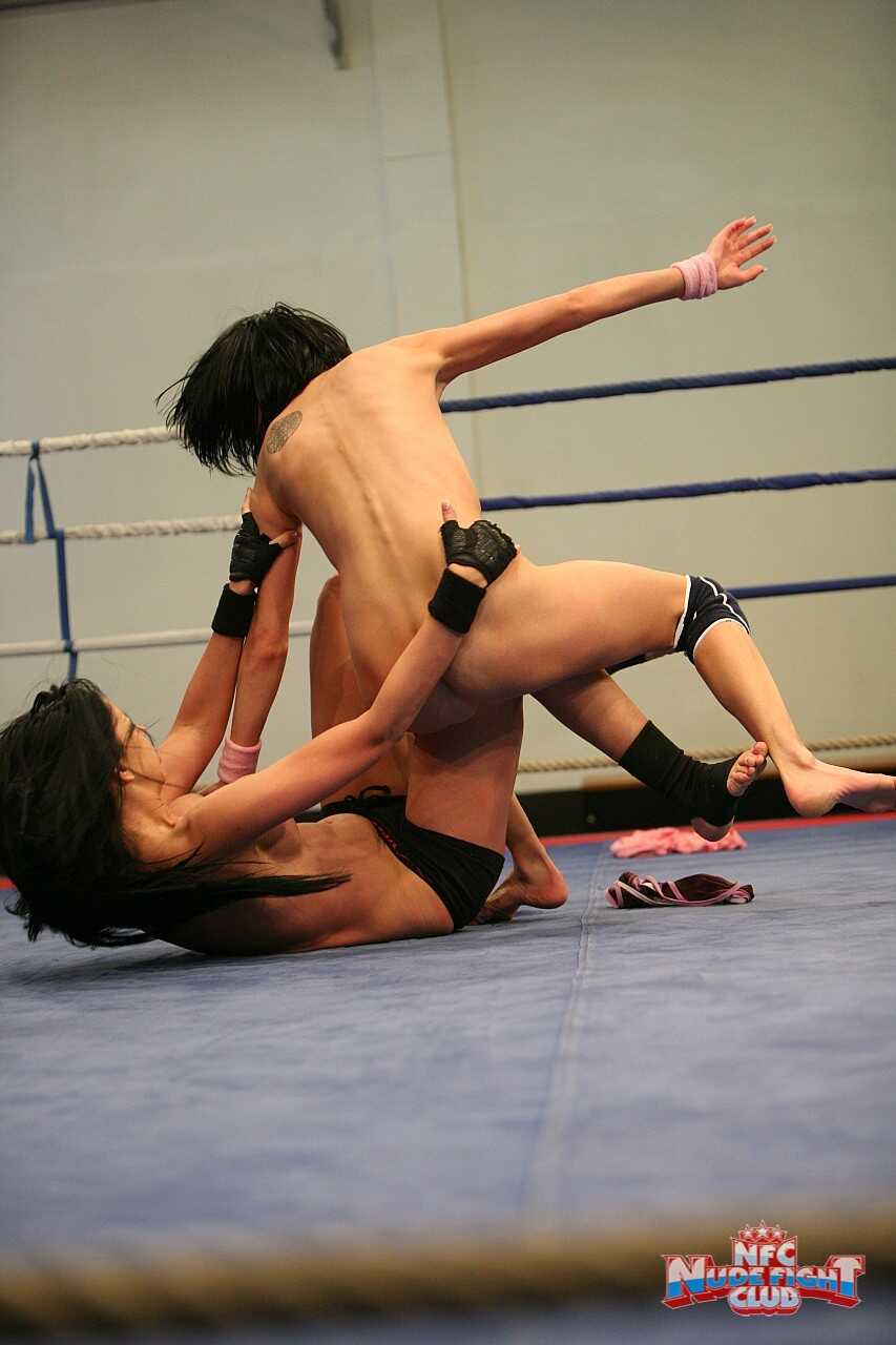 Lesbian Brawl: Larissa Dee vs. Liz Valery A Ring of Passionate Wrestling Licks - Larissa Dee, Liz Valery