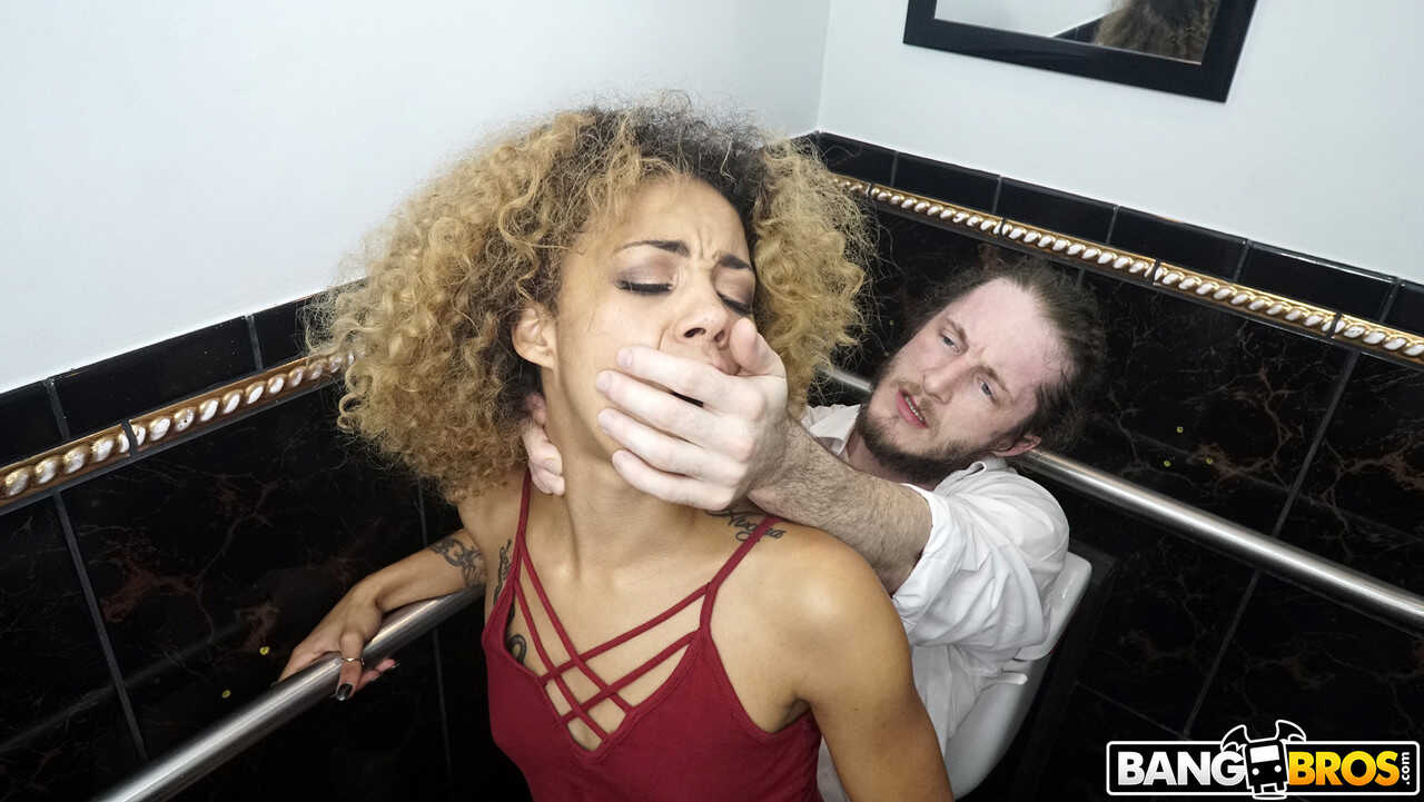 Hot ebony Xianna Hill spreads her legs and takes a big white dong in the toilet while fucking hard! - Xianna Hill