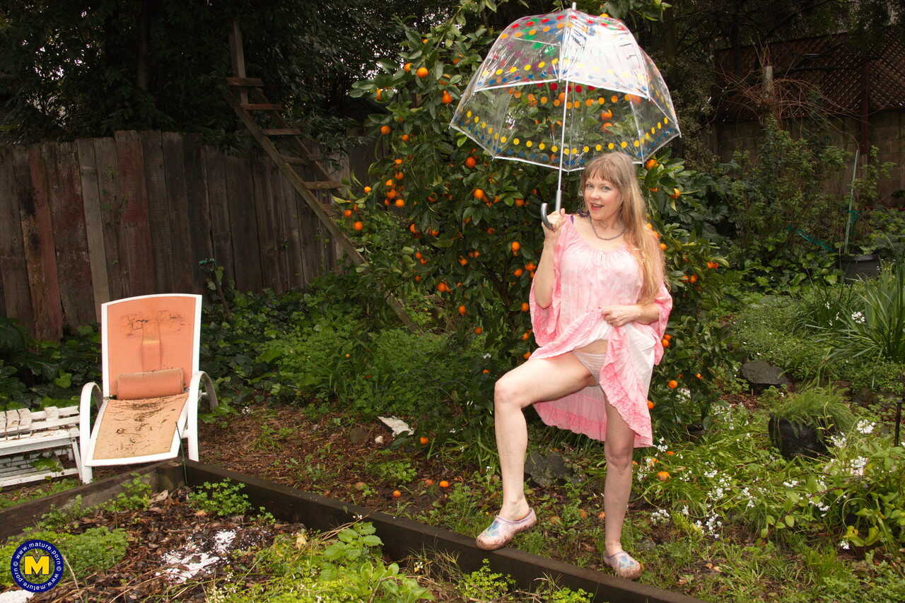 Rainy Day Flash: Lilli White's Mature Ass and Cleavage - Lilli White