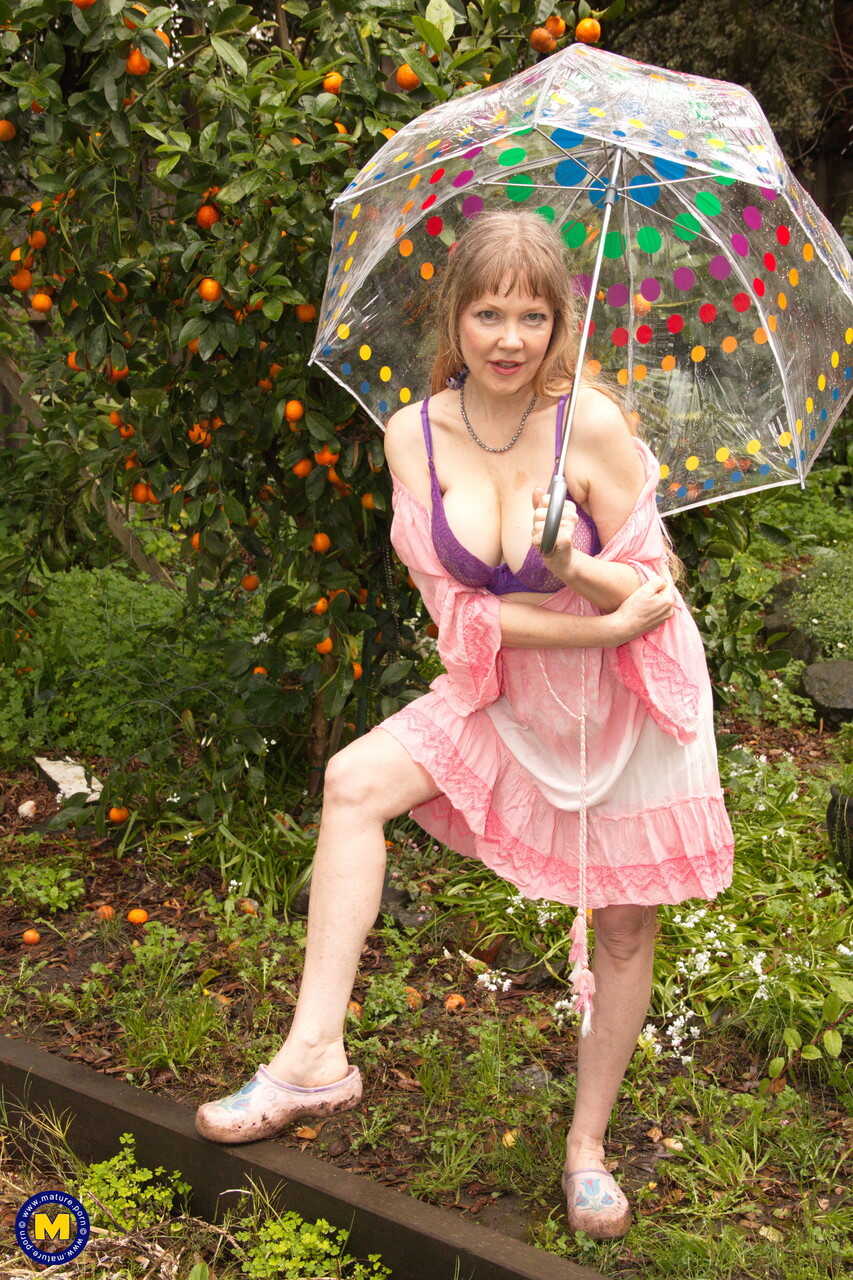 Rainy Day Flash: Lilli White's Mature Ass and Cleavage - Lilli White