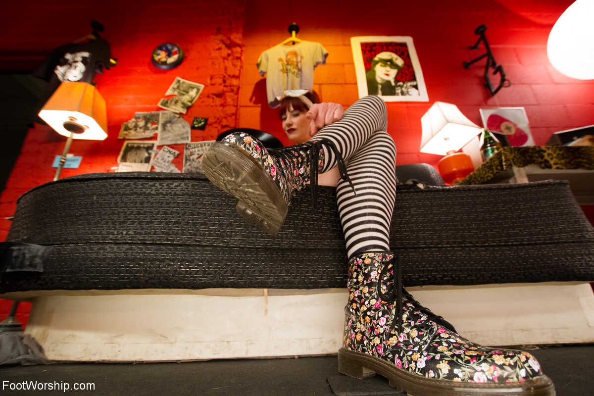 Knee Sock Nymphets Bobbi Starr, Maitresse Madeline and Owen Gray's Music Store Orgy - Bobbi Starr, Maitresse Madeline...