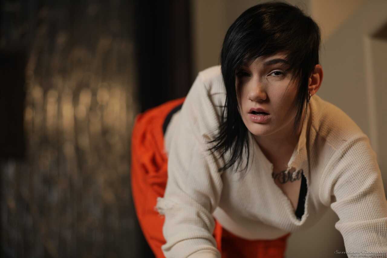 Emo Girl Nikki Hearts Shaves Her Pussy for Tattooed Lesbians with Short Hair - Nikki Hearts