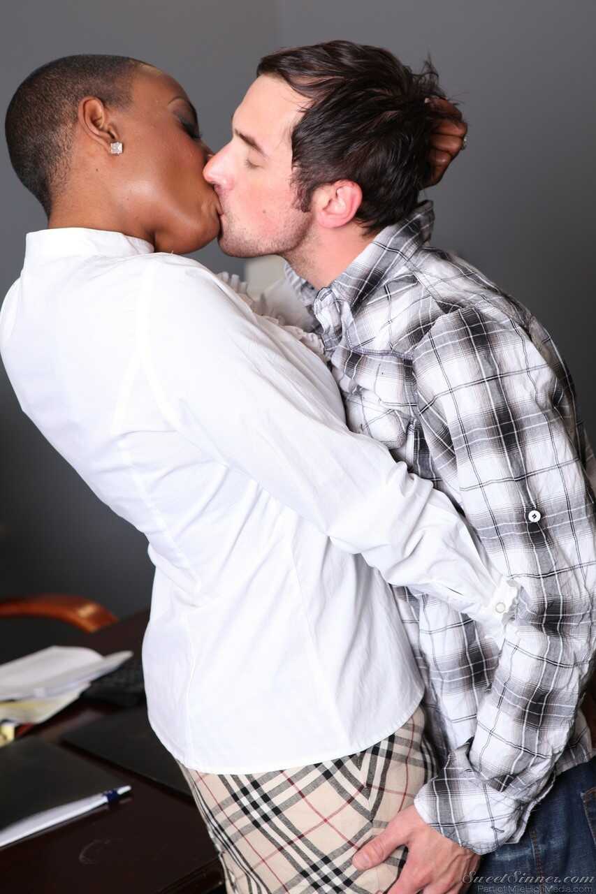 Sincerre Lemmore's Bombastic Black MILF Interracial Adventure with Joey Brass - Joey Brass, Sincerre Lemore