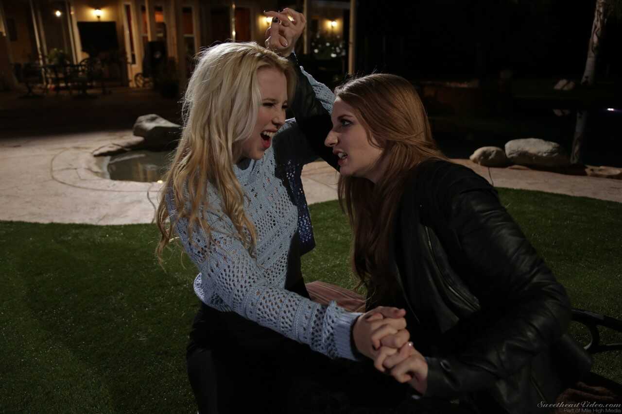 Nighttime Lesbians: Ela Darling & Samantha Rone’s Outdoor Pussy Licking and Face Sitting Adventure