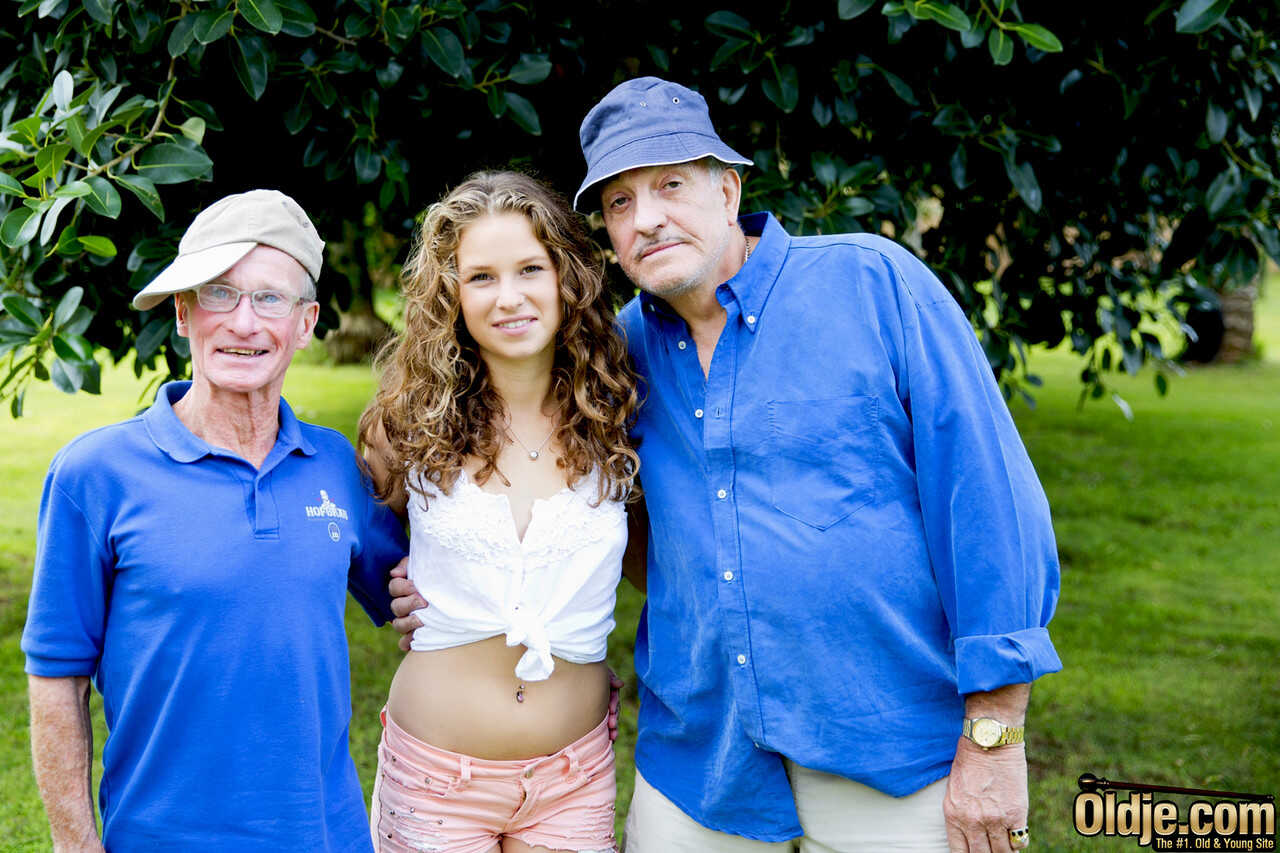 Sloppy Throatfucking: Old Men Get Their Cocks Sucked by Sexy Brunette Bunny Babe in the Park! - Bunny Babe, David