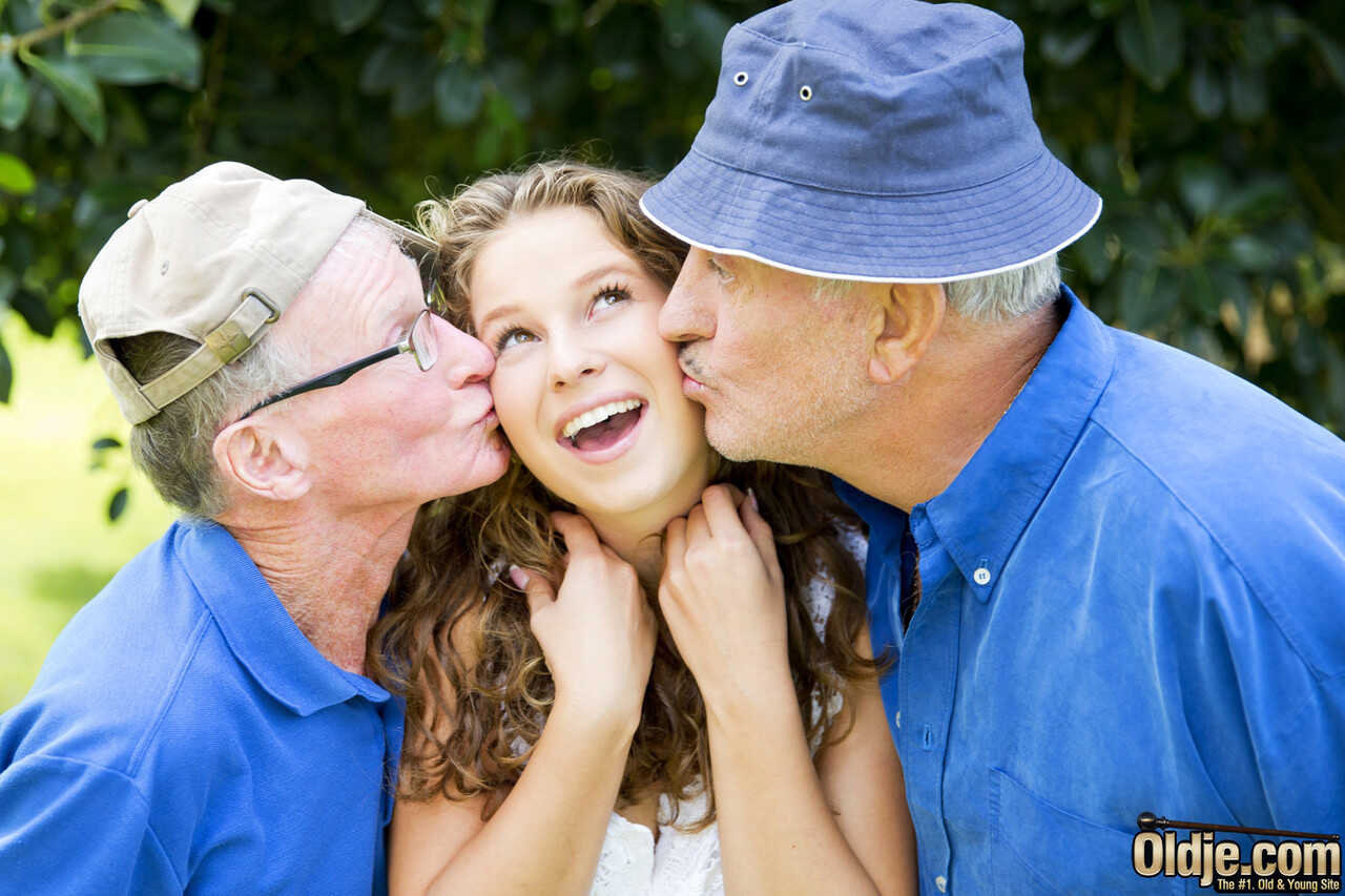 Sloppy Throatfucking: Old Men Get Their Cocks Sucked by Sexy Brunette Bunny Babe in the Park! - Bunny Babe, David