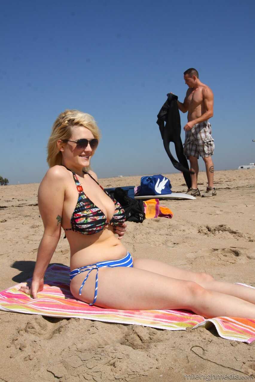 Busty blonde babe Siri gets nailed on the beach by Romeo Price