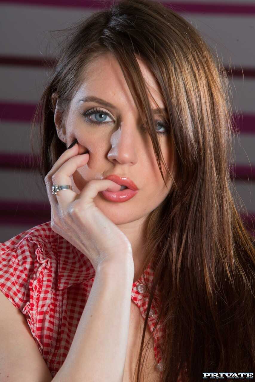 Ripped to Shreds: Samantha Bentley Gets Ravaged in a Wild Amateur Gangbang! - Samantha Bentley