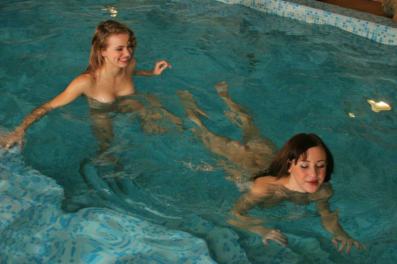 Sarrah's Sapphic Soak Four Fingers of Fun with Teen GFs and Timea Bella - Sarrah, Timea Bella
