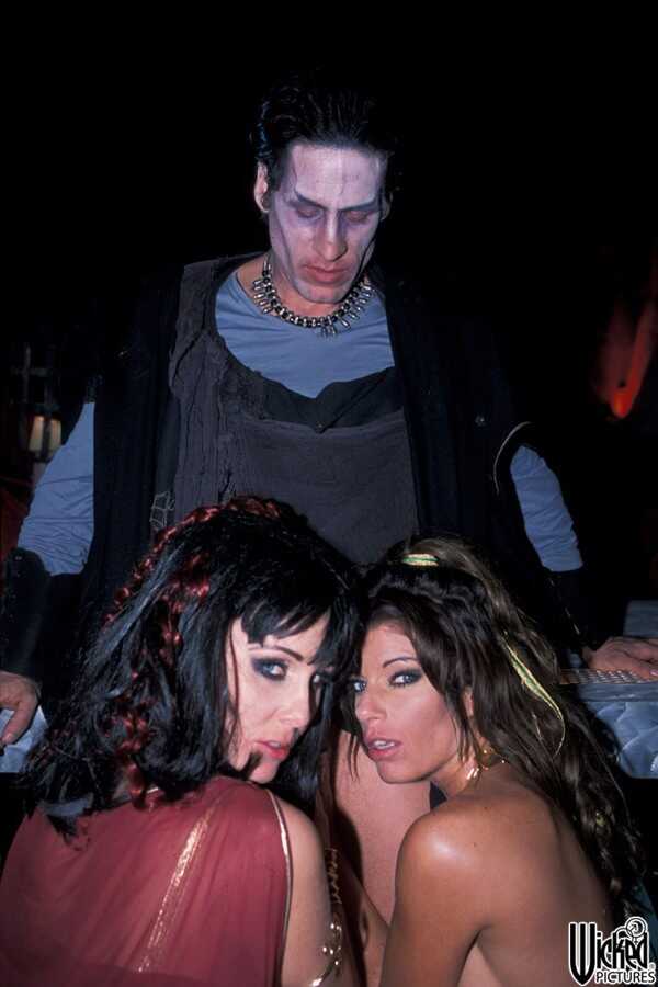 Kristal Summers & Julia Ann's Big Tits Get Fucked By a Vampire in a Wild Amateur Threesome with Joel Lawrence - J...