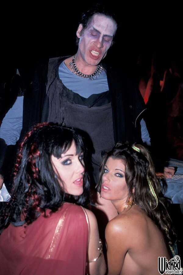 Kristal Summers & Julia Ann's Big Tits Get Fucked By a Vampire in a Wild Amateur Threesome with Joel Lawrence - J...