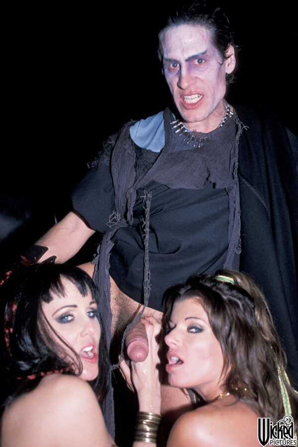 Kristal Summers & Julia Ann's Big Tits Get Fucked By a Vampire in a Wild Amateur Threesome with Joel Lawrence - J...